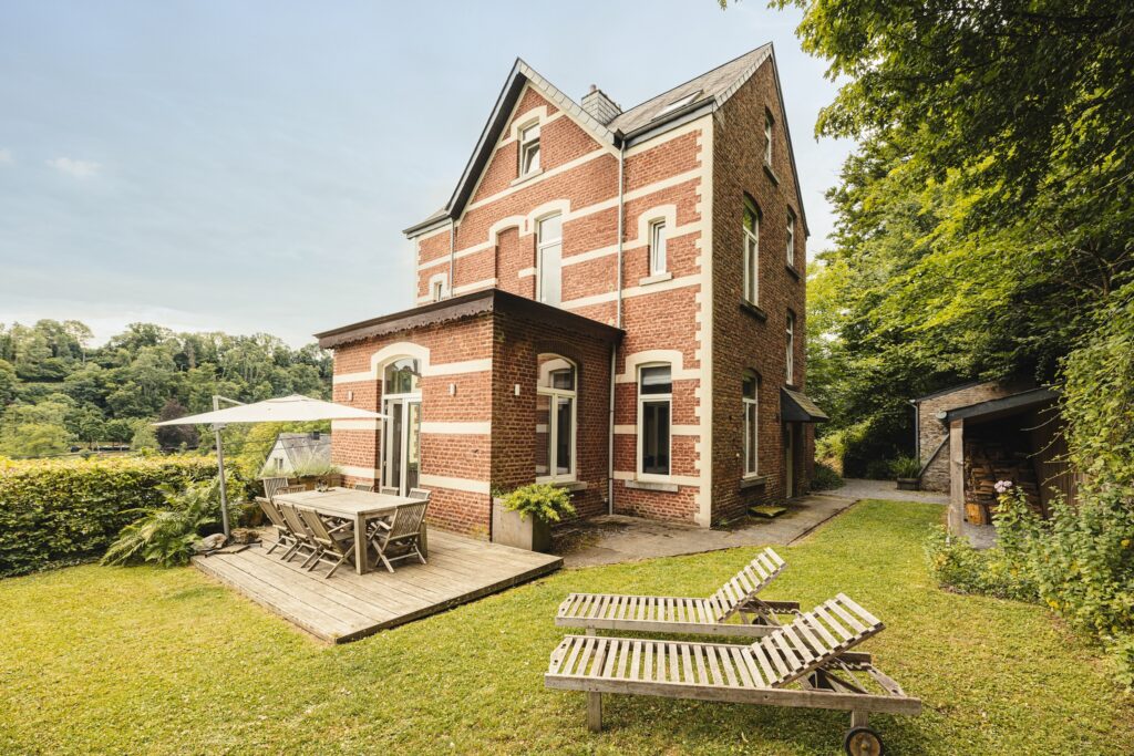 Terras en tuin bovenaan de woning, sluit aan op de eetkamer en de keuken