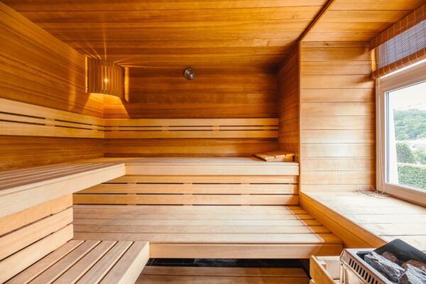 Interieur sauna, zicht op vallei