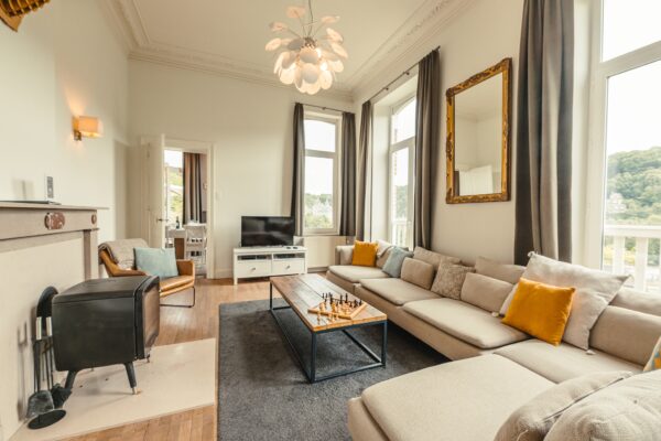 Living met houtkachel, tv, playstation 3, boekenkast en spelletjes