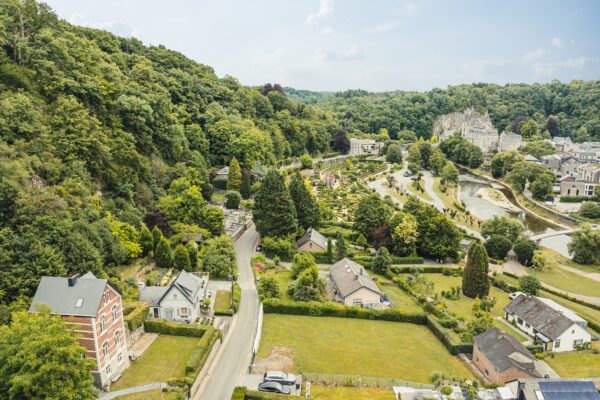 Drone foto van de vallei, zicht op kasteel van Durbuy