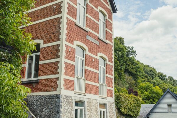 Voorgevel en tuin onderaan, petanquebaan