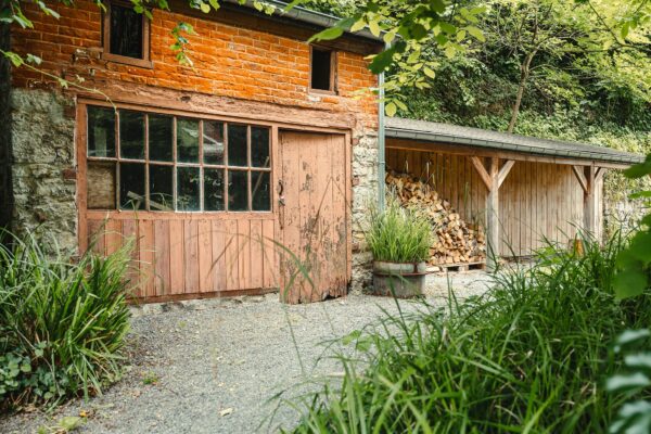 Tuinhuis en houtvoorraad