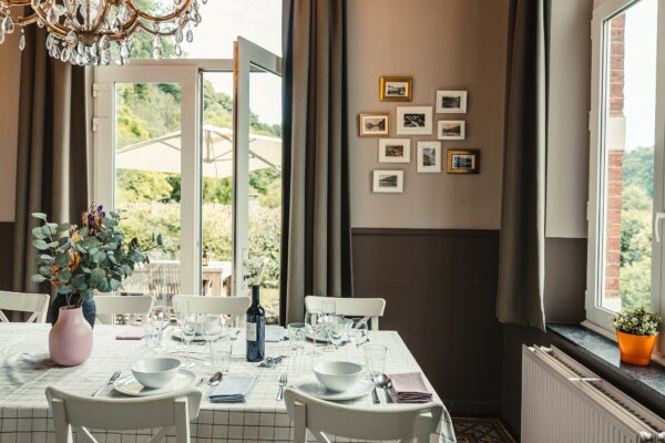 Eetkamer gedekte tafel - uitzicht terras en vallei