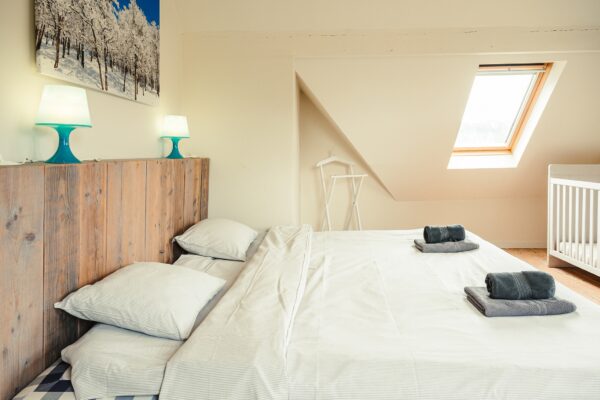 Master bedroom - bed opgemaakt