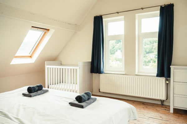 Master bedroom - uitzicht en kinderbedje