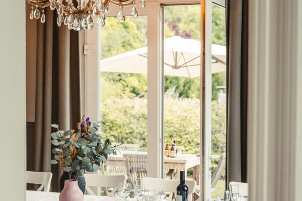 Eetkamer - antieke luster - gedekte tafel -zicht naar terras